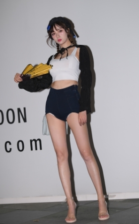 热裤大长腿美女