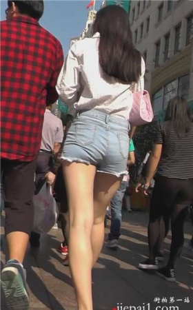街拍跟拍带口罩的牛仔热裤美眉 [872 MB]