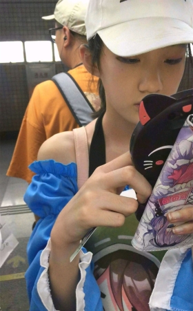 地铁上的牛仔短裙丝袜妞