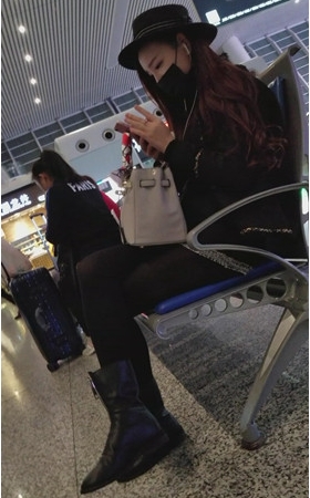口罩黑色短靴美女