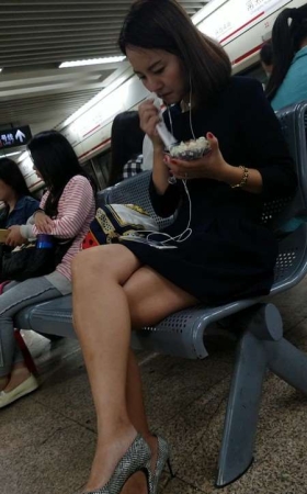 4K-银白色高跟鞋连衣裙美颜美腿街拍美女