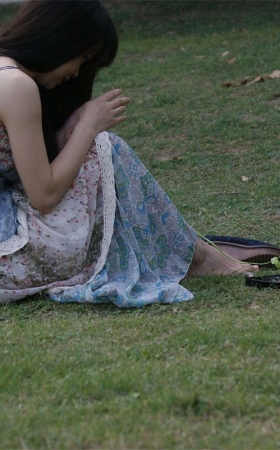 No243 草地爱好自拍的美女