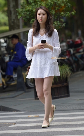 有点傲娇的白裙妹子 [16P]
