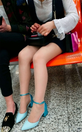 火车站候车的黄色肉丝美女