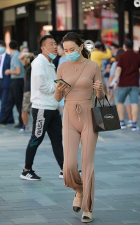 漂亮的紧身美女