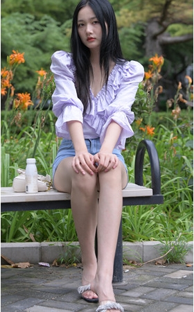 蓝色牛仔热裤长腿美女【套图+视频】
