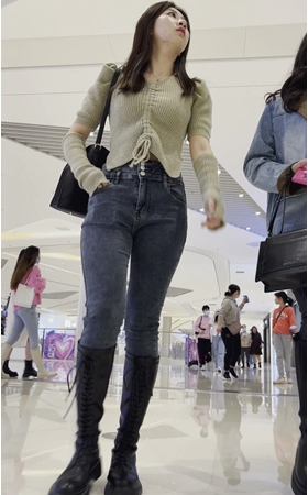 黑牛仔美女