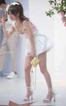 大眼萌妹 [19P]
