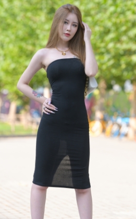 黑色包臀裙美女