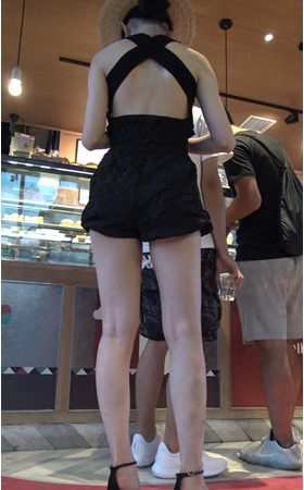 戴着草帽的高跟小姐姐