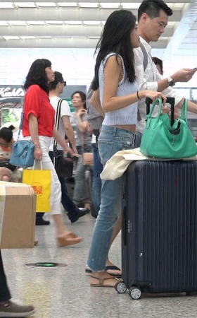 古怪精灵的漂亮女孩，只恨进站来得那么快