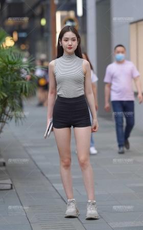 热裤美眉活泼可爱 [22P]