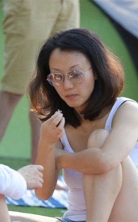 No1201 清凉美少妇盘腿而坐，一双玉足接近无瑕