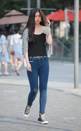 提臀牛仔裤小姐姐 [19P]
