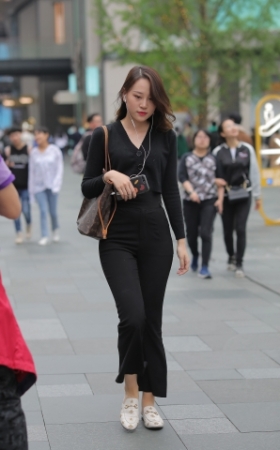 大美妞 这腰臀比堪称完美