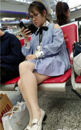 4k超清，美白大长腿眼镜妹妹，颜值颇高