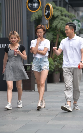热裤苗条大长腿美眉