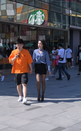 高跟黑丝美女