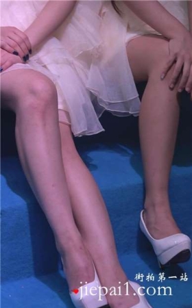甜美公主裙小美女，粉嫩酥胸微露乳沟很诱惑。