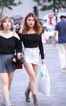 超短包屯裙美女