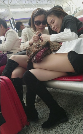 两个高靴妹子