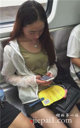 地铁上拍摄小清新美女。