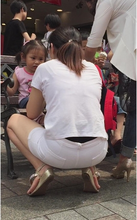 带孩子的少妇