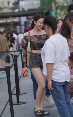 热裤美女