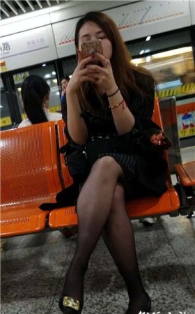 4k超清，候车室拍摄原味黑丝性感美腿气质小姐姐