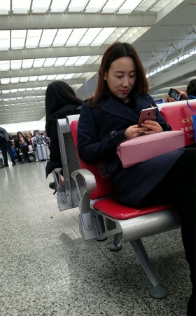 火车站候车室拍摄黑裤金色短裤美妇