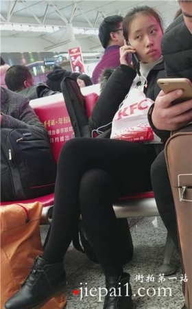 4k-高铁站候车室偶遇低头玩手机的黑丝打底裤美女
