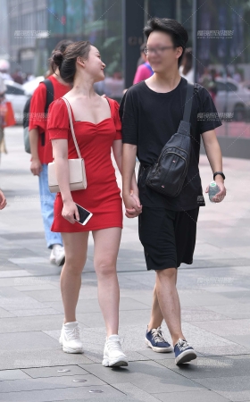 性感大红包臀裙女友 [14P]