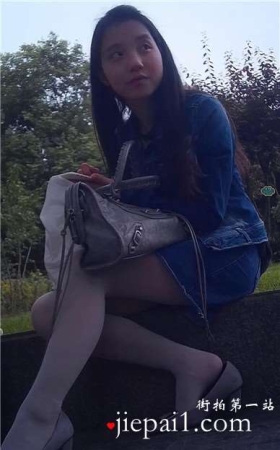 花坛边坐着的美腿小美女，肉丝哦。