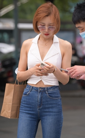 时尚的紧牛美女