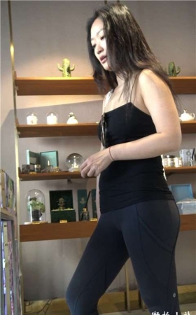 4K 街拍紧身瑜伽裤宽臀美女 [1.23 GB]