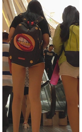 背着包包的月牙短裤美女