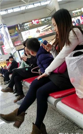 4k超清，候车室玩手机的裤袜少妇