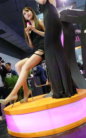 身材火辣大长腿妹子