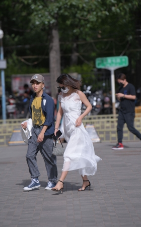 白裙美女