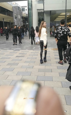 紧身皮裤  诱人小臀 [24P]