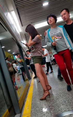 街拍灰色T恤热裤极品美女