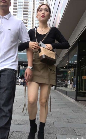 4K 美腿短裙姐姐