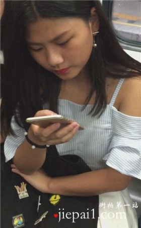 玩手机很入迷的美人，确实漂亮。