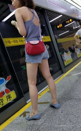 4K - 地铁站偶遇到的超正点姑娘 [1.41 GB/MP4]