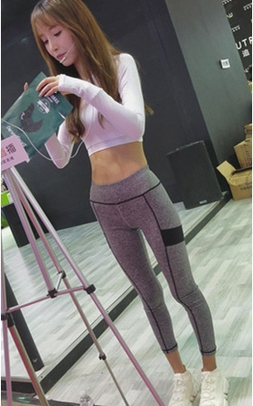 苗条的灰色紧身美女
