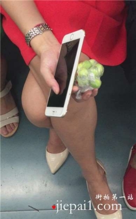 地铁上趴男友腿上休息的唯美红色公主裙美眉。