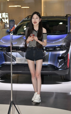 牛仔短裤直播小姐姐