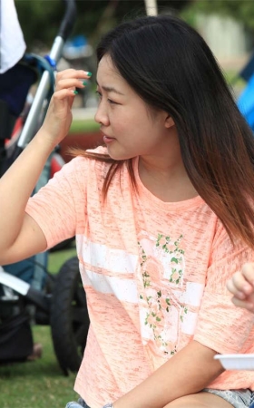 No37 两个女孩同时露出两双诱惑的足底