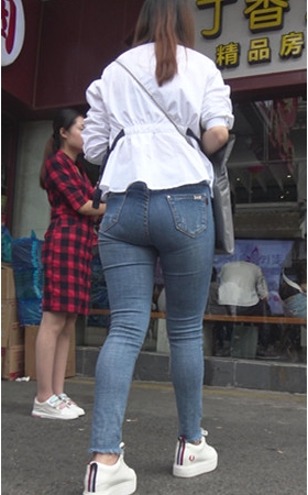 紧身蓝色牛仔裤小姐姐