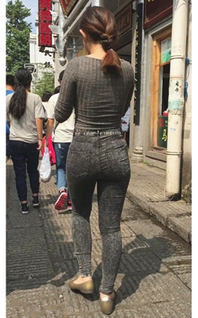 黑色紧身裤丰腴小姐姐